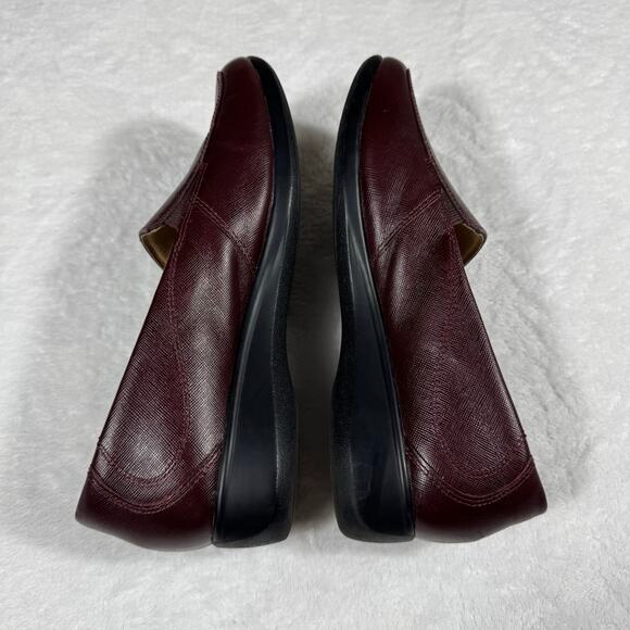 Clarks Comfort Slip-On Leather Loafers Womens 9.5M Burgundy Textured Rubber Sole - Picture 5 of 8